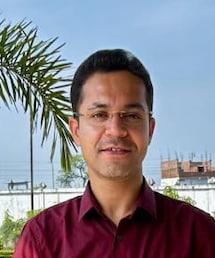 'न कोई दिखावा, न कोई शोर' सादगी और ईमानदारी है इनकी पहचान... जानिए क्यों चर्चा में हैं MP के ये IAS अधिकारी?