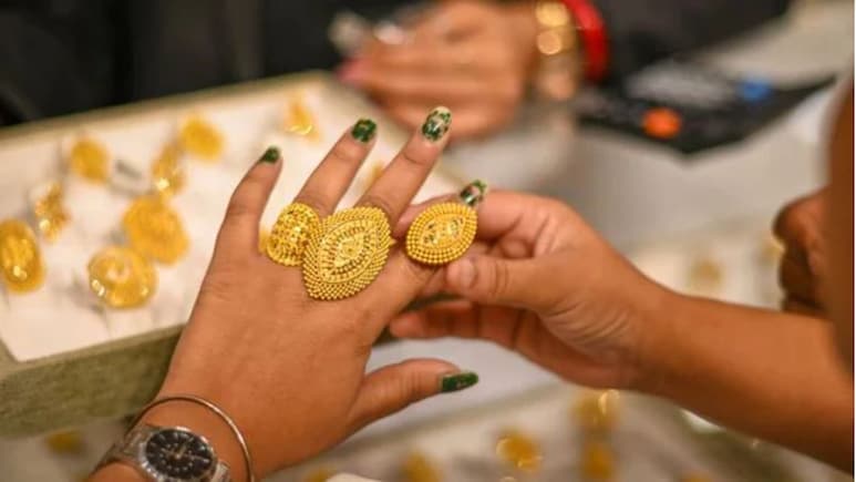 Gold Price Today: आसमान पर सोना, चांदी ने रचा इतिहास, टूट गए सारे रिकॉर्ड, जानें ताजा भाव