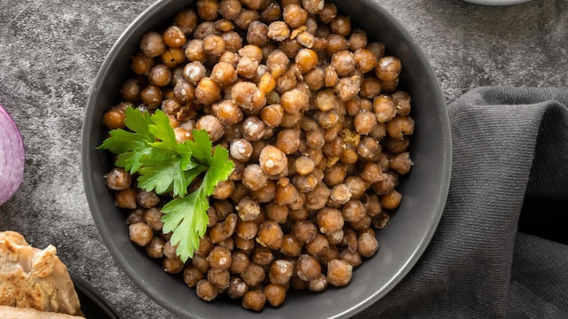 Health benefits of eating black chickpeas or kala chana.