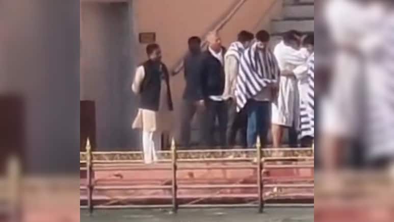 पिता धर्मेंद्र की अस्थियां विसर्जित करते हुए रो पड़े Bobby Deol, भाई सनी देओल की हुई ऐसी हालत