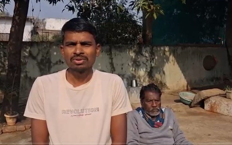 अपनी आपबीती बताता किसान रोशन. अपनी आपबीती बताता किसान रोशन.