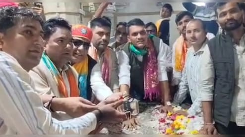 श्रीसांवल&zwj;िया सेठ ने भक्&zwj;त की मन्&zwj;नत कर दी पूरी, व&zwj;िधायक को स&zwj;िक्&zwj;कों से तौलकर चढ़ाया