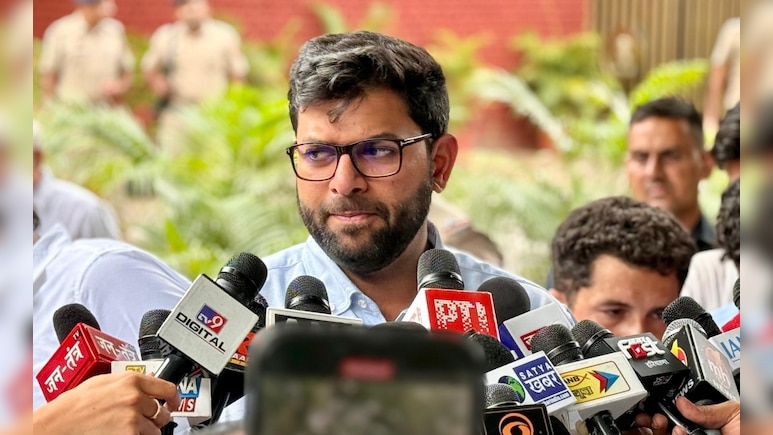 हरियाणा में सिक्योरिटी कटौती पर सियासी संग्राम, दिग्विजय चौटाला बोले- JJP की रैली में भीड़ देख घबराई BJP