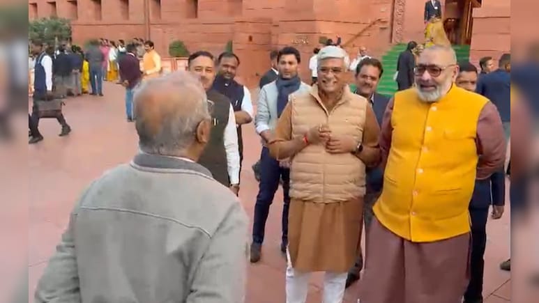 संसद के अंदर ई- सिगरेट बाहर सिगरेट.. आज नेताओं के बीच खूब चले जुबानी तीर 