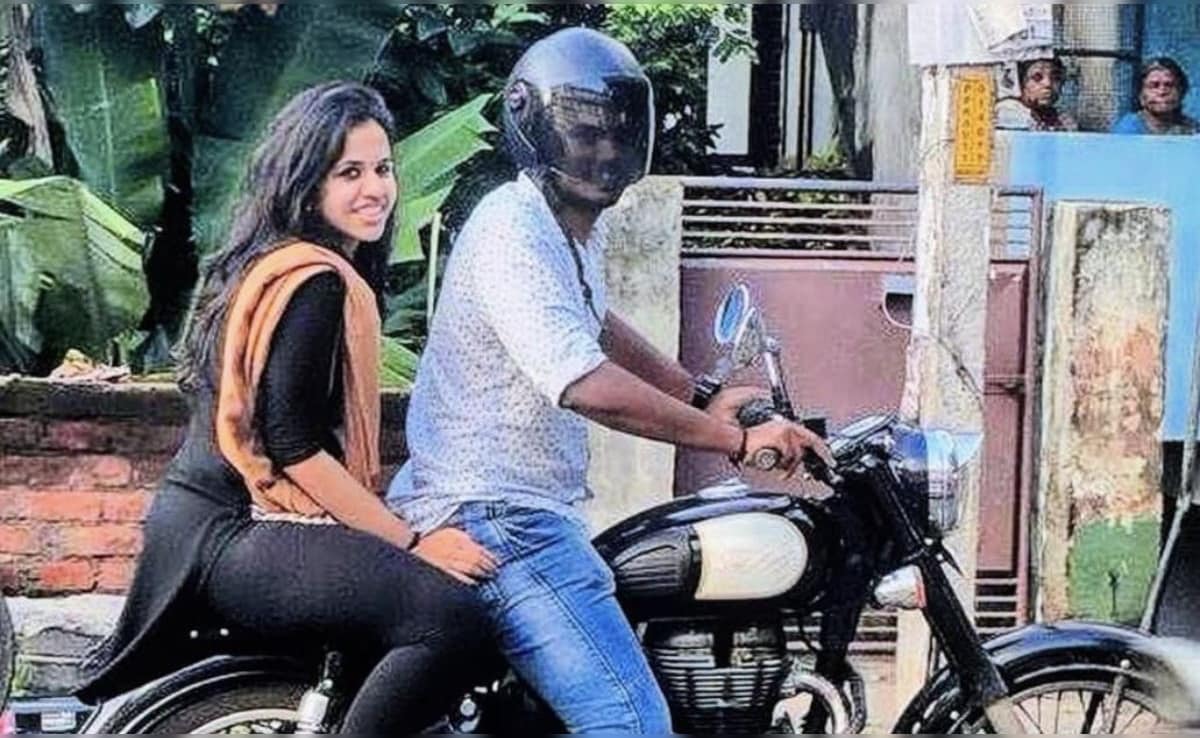 बुलेट पर वाइफ के साथ बैठे इस स्टार क्रिकेटर को पहचानें, CSK ने फोटो शेयर करते हुए खास अंदाज में दी बधाई