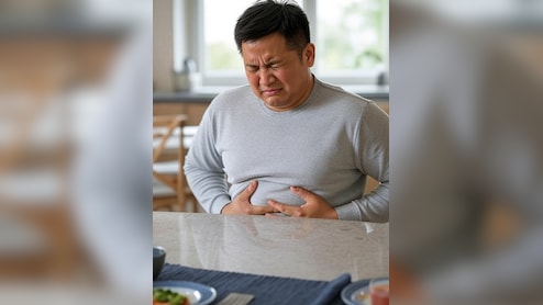 lukewarm water: रात में पेट फूलना और अपच से हैं परेशान? आयुर्वेद के इस आसान उपाय से मिलेगी राहत&nbsp;