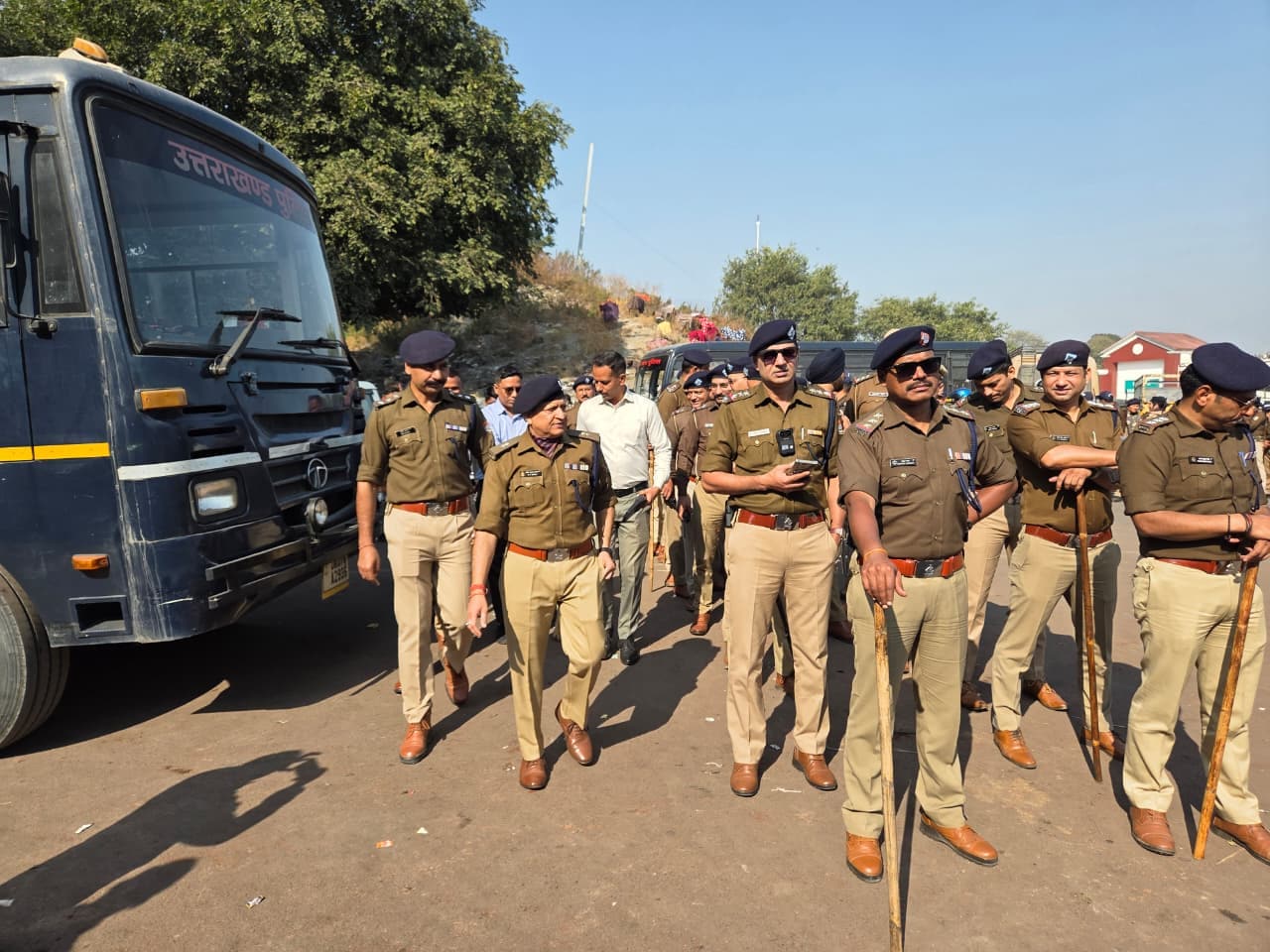 इलाके में सुरक्षा व्यवस्था चाक चौबंद है. इलाके में सुरक्षा व्यवस्था चाक चौबंद है.