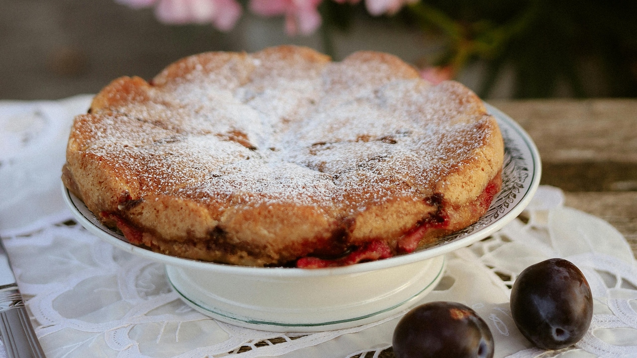 What are the ingredients you need for Christmas Cake?