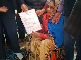 हाथरस में बीएलओ की हार्ट अटैक से मौत, प्रशासन ने 72 घंटे में सौंपा अनुकंपा नियुक्ति पत्र