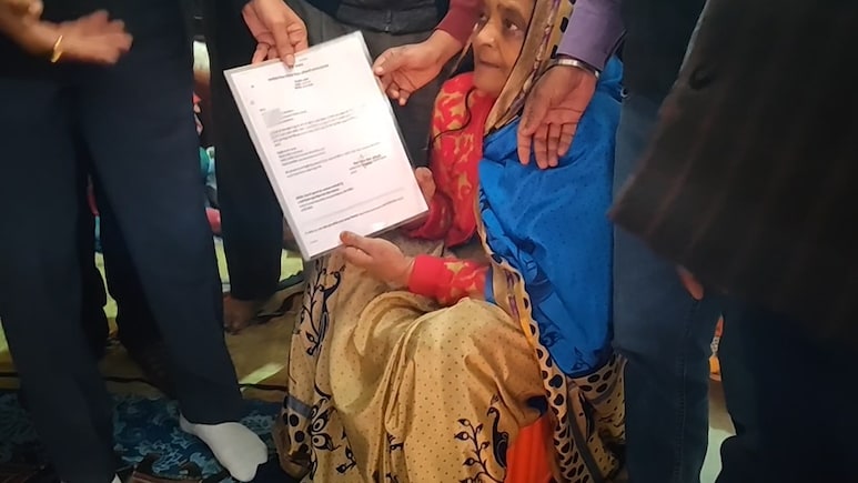 हाथरस में बीएलओ की हार्ट अटैक से मौत, प्रशासन ने 72 घंटे में सौंपा अनुकंपा नियुक्ति पत्र