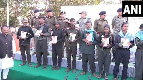 छत्तीसगढ़: राजनांदगांव में रामधेर समेत 12 नक्सलियों का सरेंडर, लगभग 3 करोड़ का था इनाम