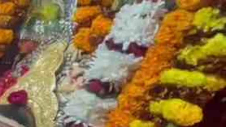 बिहार : चोरी के बाद गोपालगंज की थावे मां को भक्तों ने भेंट किया मुकुट और हार, अपराधी अब भी फरार