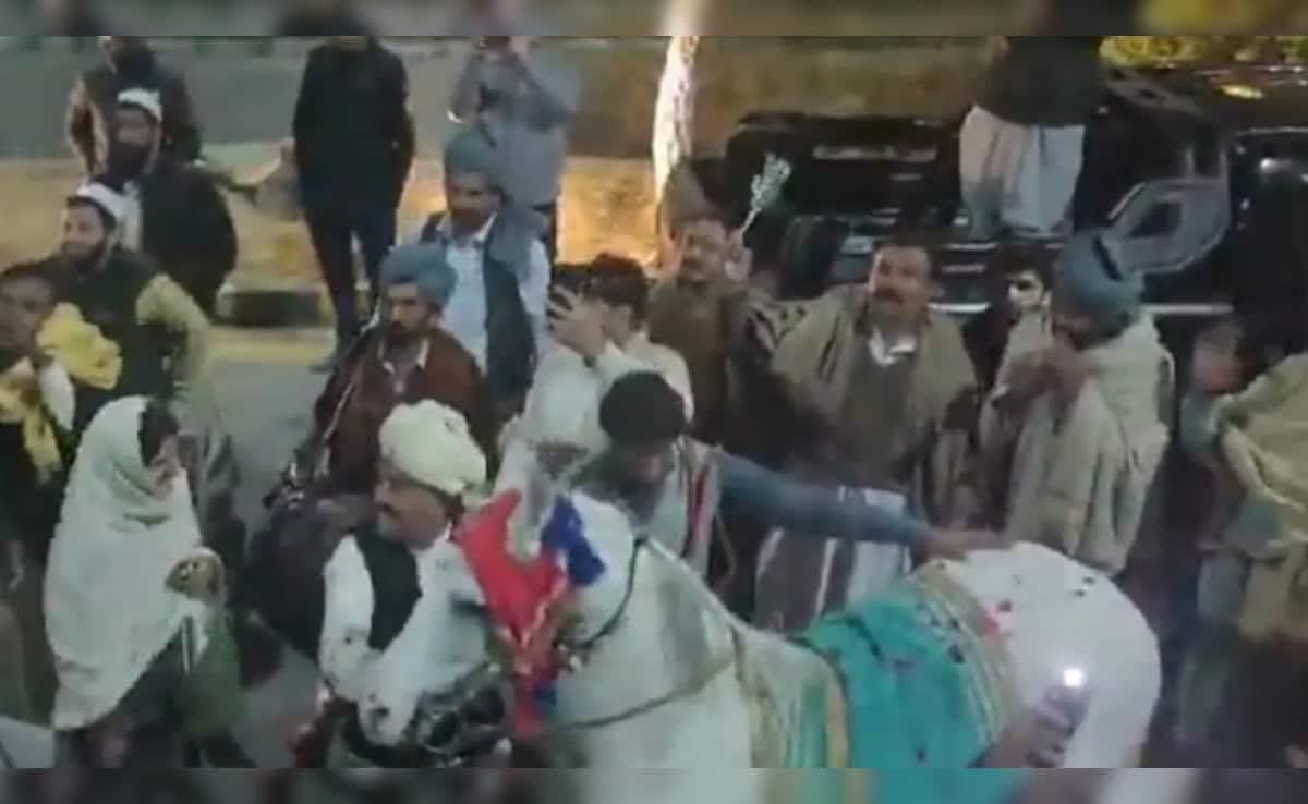 VIDEO: आधी रात, कड़ाके की ठंड, कंबल में गुलाब लेकर पाकिस्तानी जनता राजधानी में उतरी, वजह बने युवा लड़ाके