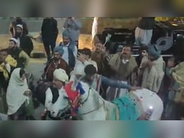 VIDEO: आधी रात, कड़ाके की ठंड, कंबल में गुलाब लेकर पाकिस्तानी जनता राजधानी में उतरी, वजह बने युवा लड़ाके