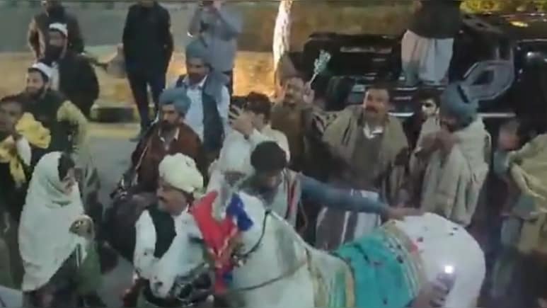 VIDEO: आधी रात, कड़ाके की ठंड, कंबल में गुलाब लेकर पाकिस्तानी जनता राजधानी में उतरी, वजह बने युवा लड़ाके