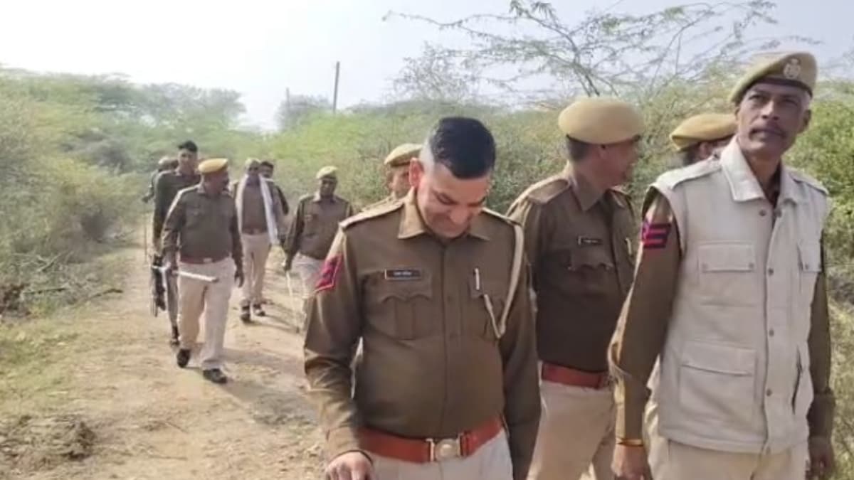 वन विभाग की टीम ने भारी पुलिस बल की मौजूदगी में की कार्रवाई