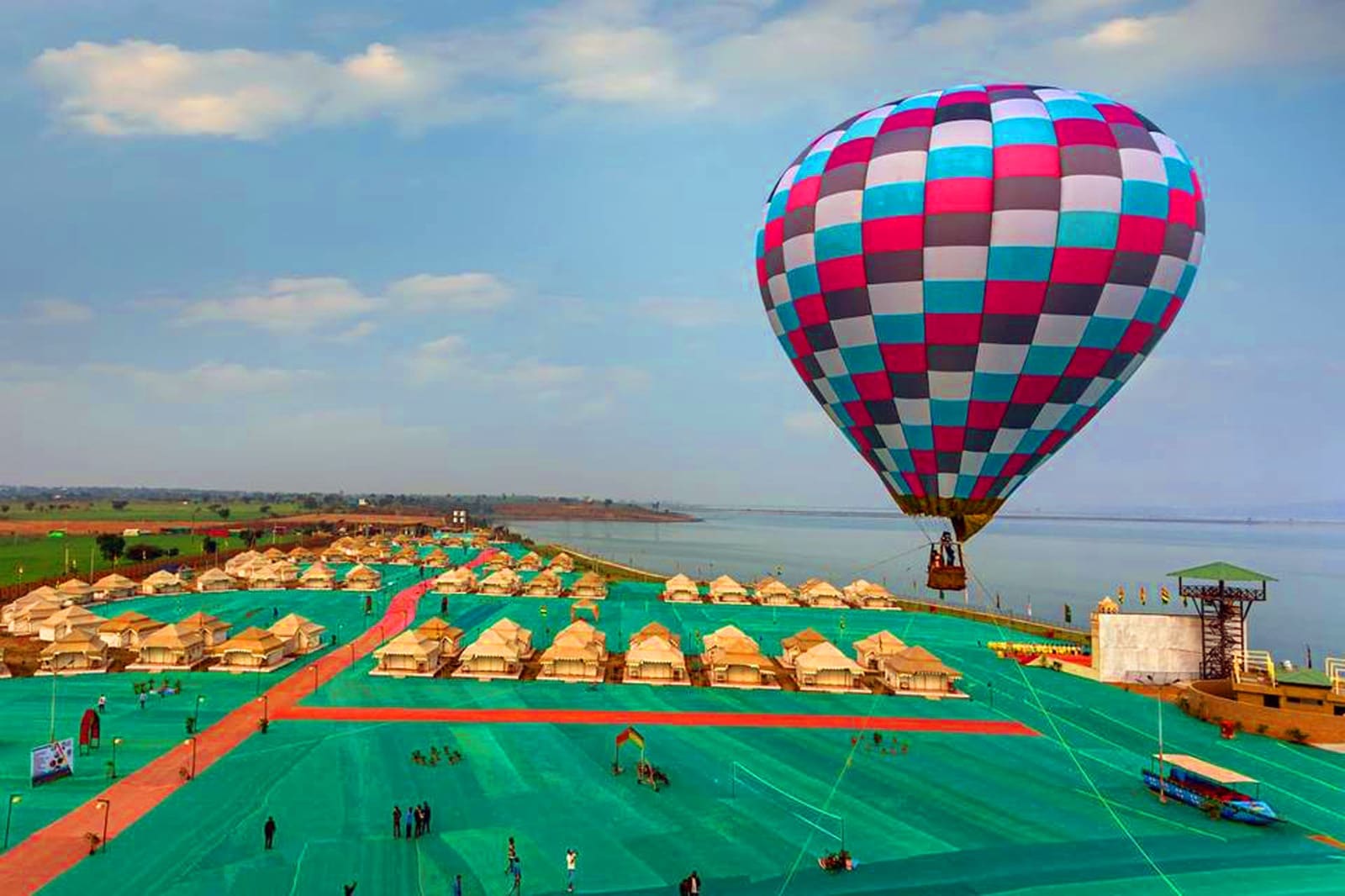 Hanuwantiya Jal Mahotsav: हॉट एयर बलून का रोमांच Hanuwantiya Jal Mahotsav: हॉट एयर बलून का रोमांच