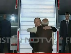PM Modi&#039;s Surprise Appearance At Airport And A Hug For Putin