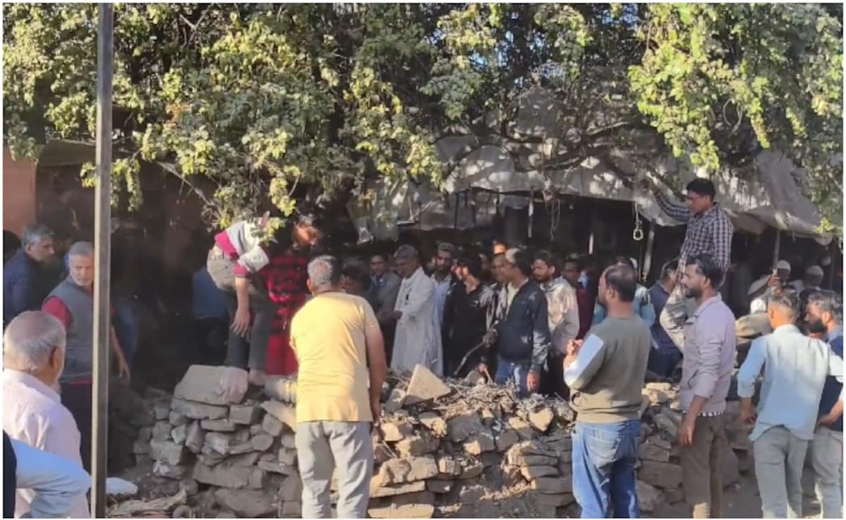 कल दिन के समय शांतिपूर्वक पत्थर हटाने का काम करते हुए लोगों की तस्वीर.