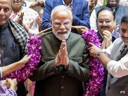 NDA संसदीय दल की बैठक में पीएम मोदी को पहनाया गया बिहार का 'विजय हार'
