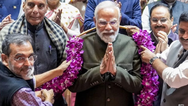 NDA संसदीय दल की बैठक में पीएम मोदी को पहनाया गया बिहार का 'विजय हार'