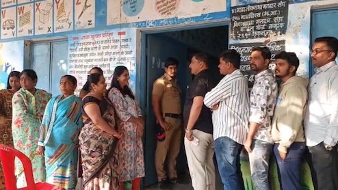 LIVE: महाराष्&zwj;ट्र नगर निकाय चुनाव में सुबह  11.30 बजे तक 17.11% वोटिंग, 21 दिसंबर को आएंगे नतीजे