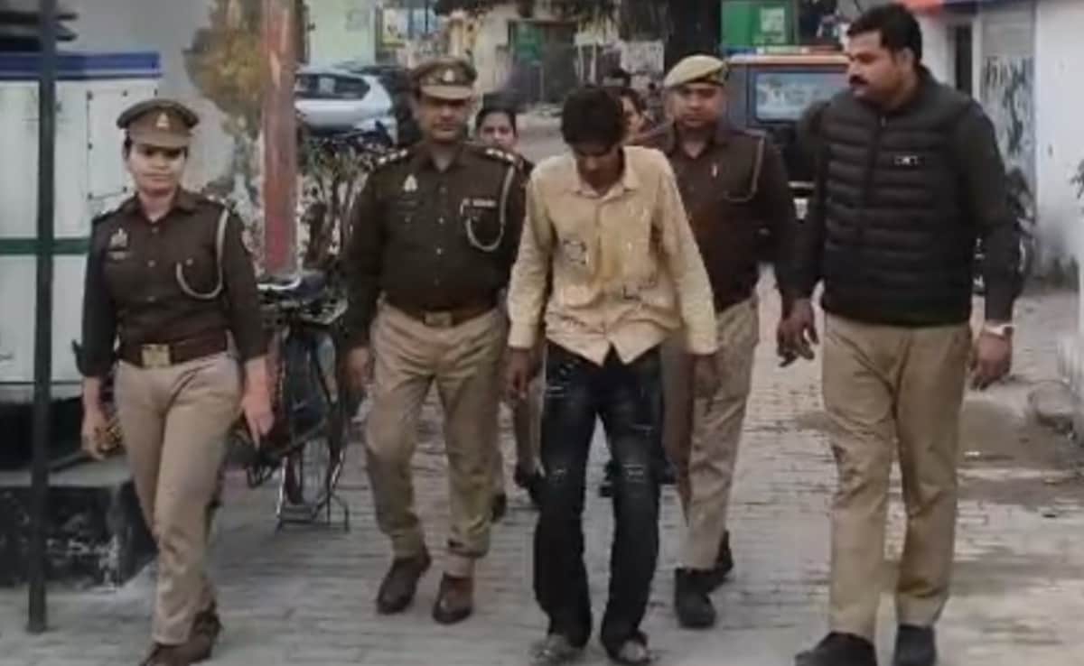 पुलिस की हिरासत में आमिर लंगड़ा कर चलता हुआ नजर आया.