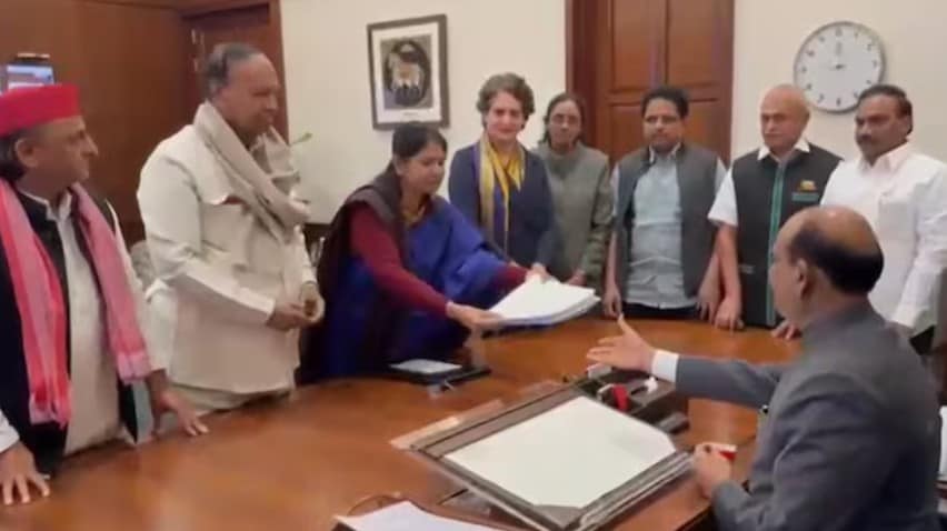 जस्टिस स्वामीनाथन के खिलाफ डीएमके ने 100 से अधिक सांसदों के दस्तखत वाला महाभियोग नोटिस लोकसभा स्पीकर को सौंपा है. जस्टिस स्वामीनाथन के खिलाफ डीएमके ने 100 से अधिक सांसदों के दस्तखत वाला महाभियोग नोटिस लोकसभा स्पीकर को सौंपा है.