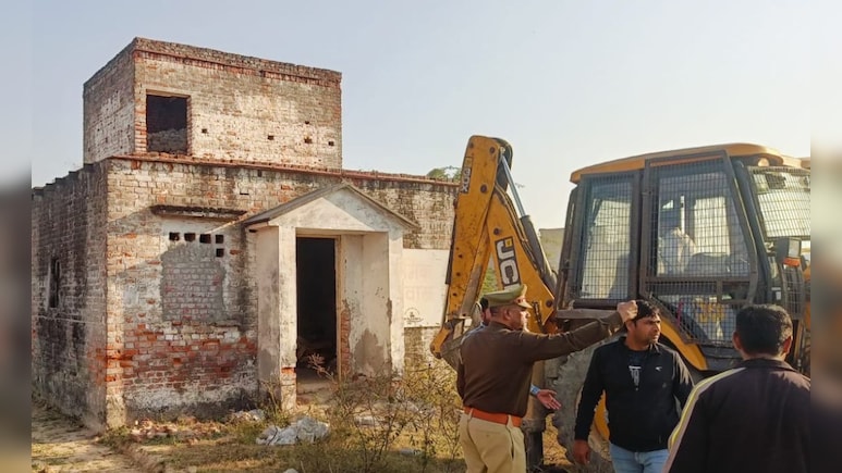 ग्रेटर नोएडा के दनकौर में गरजा प्राधिकरण का बुलडोजर, 500 करोड़ की जमीन से हटाया गया अवैध कब्जा