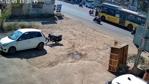 Pune News: PMPML चा पुन्हा कहर; 9 वर्षांच्या मुलीचा बसखाली चिरडून मृत्यू, गरोदर बहीण गंभीर, पाहा CCTV VIDEO