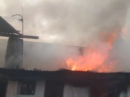 Khandwa Fire: खंडवा में भीषण आगजनी, देखते ही देखते तीन मकानों स्वाहा, जिंदा जला किसान