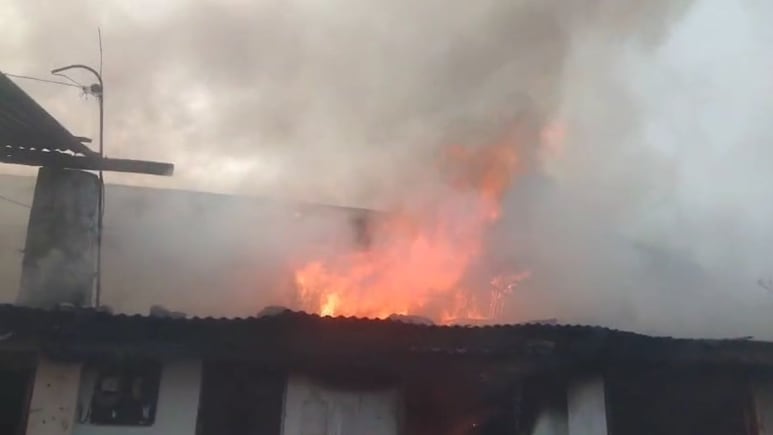 Khandwa Fire: खंडवा में भीषण आगजनी, देखते ही देखते तीन मकानों स्वाहा, जिंदा जला किसान