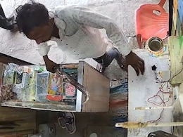 Solapur News : बायकोच्या मोबाईल रिचार्जवरून बार्शीत नवऱ्याचं  'तांडव'! कोयता घेऊन फोडले दुकान, पाहा Video