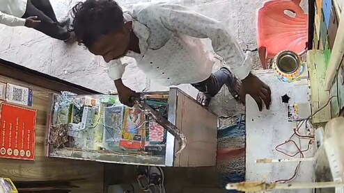 Solapur News : बायकोच्या मोबाईल रिचार्जवरून बार्शीत नवऱ्याचं  'तांडव'! कोयता घेऊन फोडले दुकान, पाहा Video