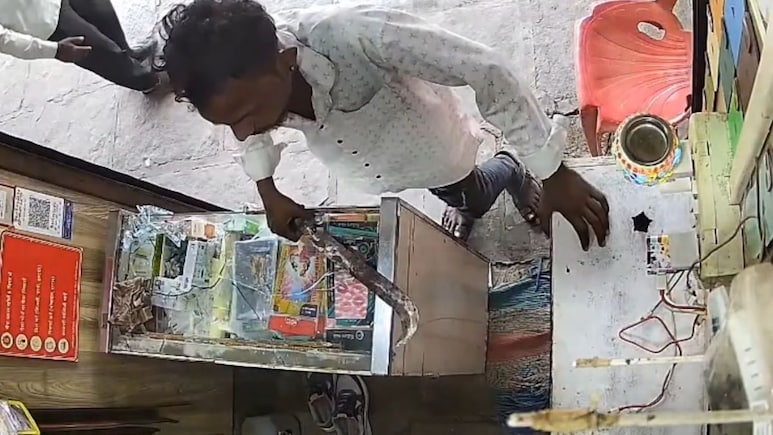 Solapur News : बायकोच्या मोबाईल रिचार्जवरून बार्शीत नवऱ्याचं  'तांडव'! कोयता घेऊन फोडले दुकान, पाहा Video