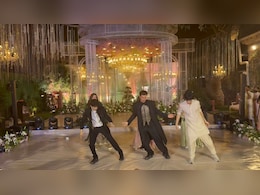 Hrithik Roshan Dances With Sons Hrehaan And Hridhaan To <i>Ishq Tera Tadpave</i> At Cousin Eshaan's Wedding, Breaks Internet