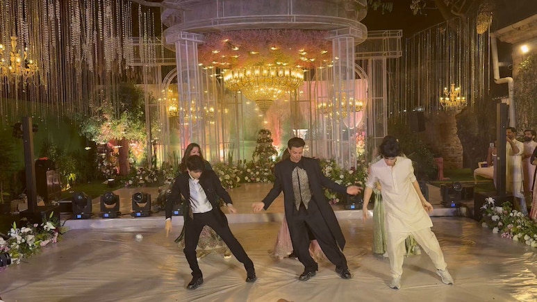 Hrithik Roshan Dances With Sons Hrehaan And Hridhaan To <i>Ishq Tera Tadpave</i> At Cousin Eshaan's Wedding, Breaks Internet