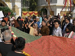 देश में एकता और वफादारी के लिए सांसद समेत हर धर्मगुरु हुए एक साथ खड़े, चढ़ाई देश में अमन शांति के लिए चादर