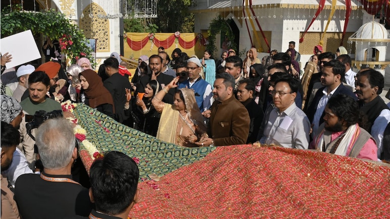 देश में एकता और वफादारी के लिए सांसद समेत हर धर्मगुरु हुए एक साथ खड़े, चढ़ाई देश में अमन शांति के लिए चादर