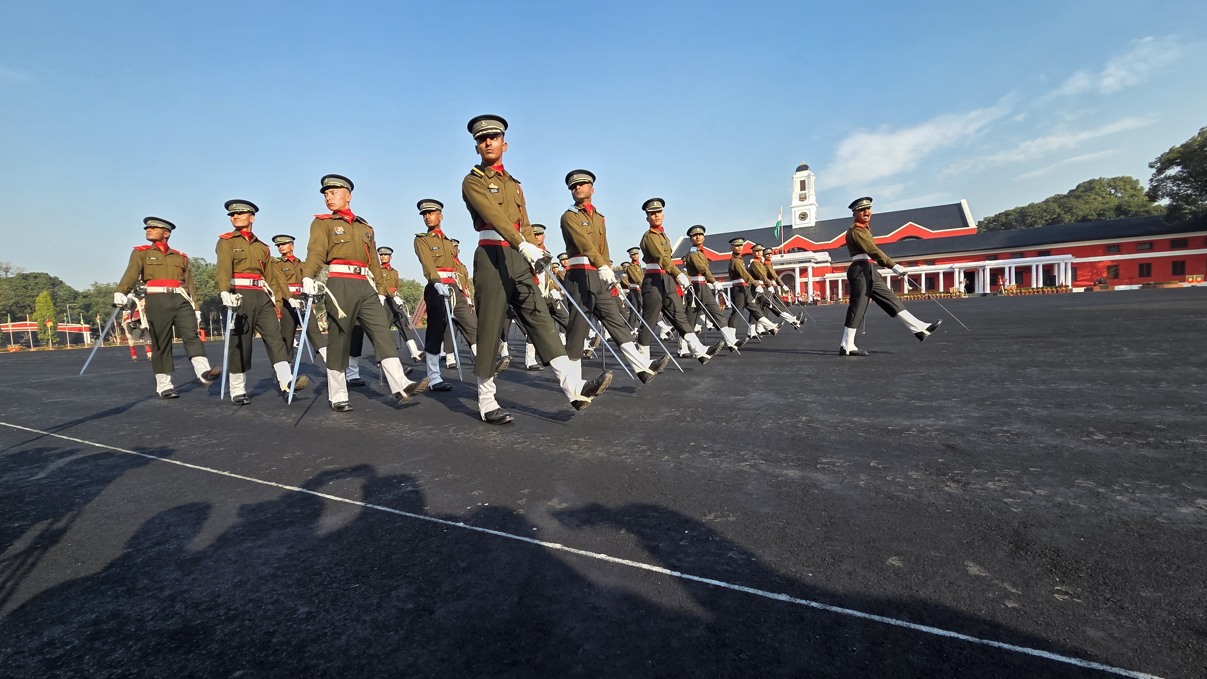 491 ऑफिसर कैडेट्स के पंखों को मिली उड़ान, देहरादून में IMA की पासिंग आउट परेड के साथ सेना शामिल