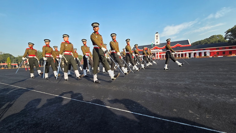 491 ऑफिसर कैडेट्स के पंखों को मिली उड़ान, देहरादून में IMA की पासिंग आउट परेड के साथ सेना शामिल 