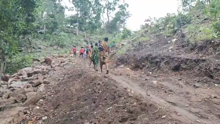 ग्रामीणों को 7 किलोमीटर लंबा सफर दुर्गम पहाड़ी पारकर तय करना पड़ता है