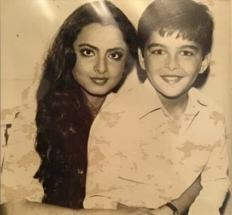 रेखा की गोद में बैठा है बॉलीवुड का सुपरस्टार, जिसने पीछे छोड़ा था शाहरुख-सलमान का स्टारडम, 90s के टॉप हीरो को पहचाना?