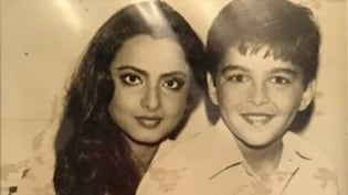 रेखा की गोद में बैठा है बॉलीवुड का सुपरस्टार, जिसने पीछे छोड़ा था शाहरुख-सलमान का स्टारडम, 90s के टॉप हीरो को पहचाना?