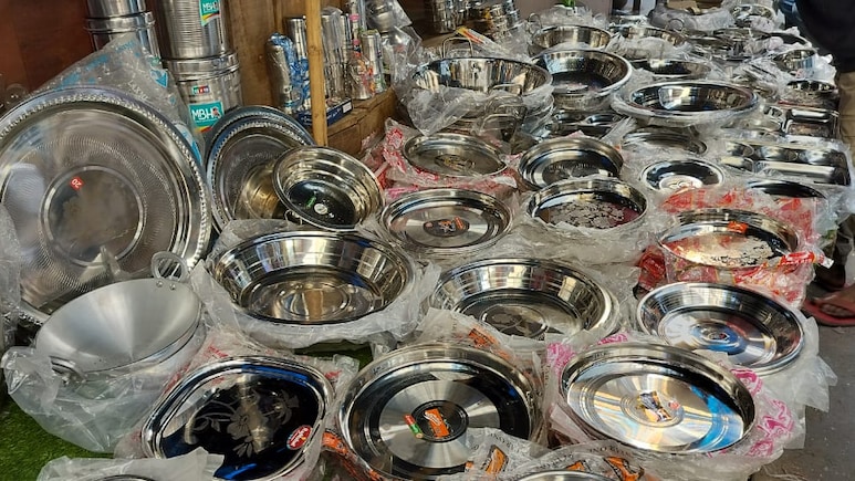 यहां किलो के हिसाब से मिलते हैं चम्&zwj;मच, कटोरी और थाली, ये है एशिया का सबसे बड़ा बर्तन बाजार
