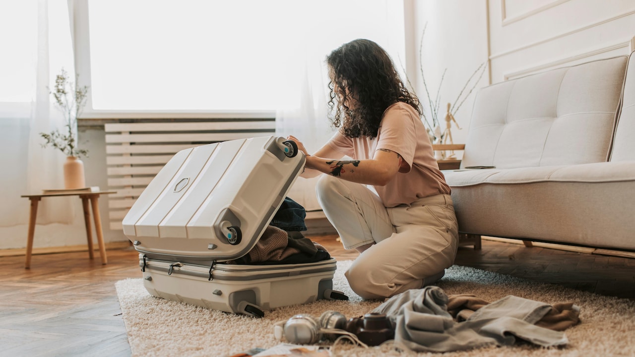 Hard Luggage vs Soft: Which One Is Better For Air Travel? Hard Luggage vs Soft: Which One Is Better For Air Travel?