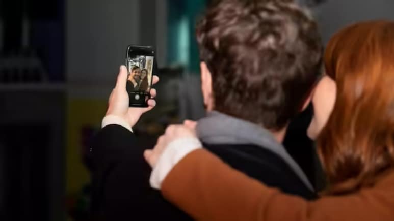 100 रुपयांत विकले जातात कपलचे प्रायव्हेट व्हिडीओ, दलालांचा अवैध धंदा, Telegram वर व्हिडीओ लीक