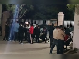 जयपुर में जगन्नाथ यूनिवर्सिटी के BNYS छात्रों का ठंडी रात में विरोध प्रदर्शन, फर्जी कॉलेज चलने का लगाया आरोप