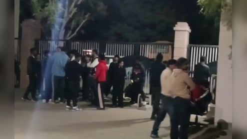 जयपुर में जगन्नाथ यूनिवर्सिटी के BNYS छात्रों का ठंडी रात में विरोध प्रदर्शन, फर्जी कॉलेज चलने का लगाया आरोप