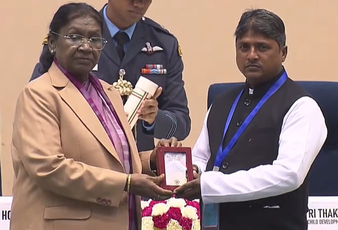 कमलेश कुमार के पिता दुखी शाह ने पुरस्कार लिया